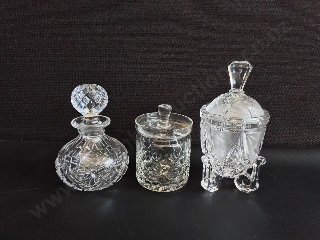 3 VINTAGE CLEAR CUT GLASS CONTAINERS WITH MATCHING LIDS, TALLEST H 17 CM Image 1++