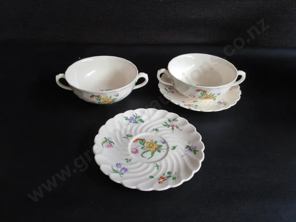 VINTAGE CLARICE CLIFF "OLDE BRISTOL PORCELAIN" DOUBLE HANDLED SOUP BOWLS AND SAUCERS, NEWPORT POTTERY ENGLAND, 4 PIECES Image 1++