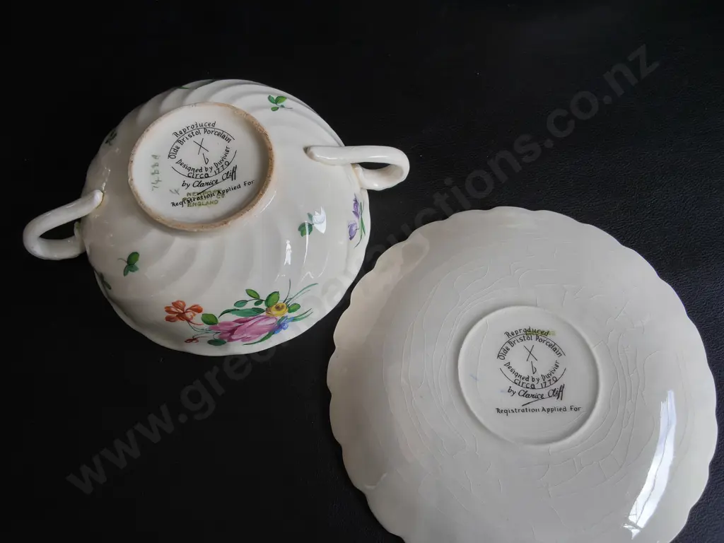 VINTAGE CLARICE CLIFF "OLDE BRISTOL PORCELAIN" DOUBLE HANDLED SOUP BOWLS AND SAUCERS, NEWPORT POTTERY ENGLAND, 4 PIECES Image 1++