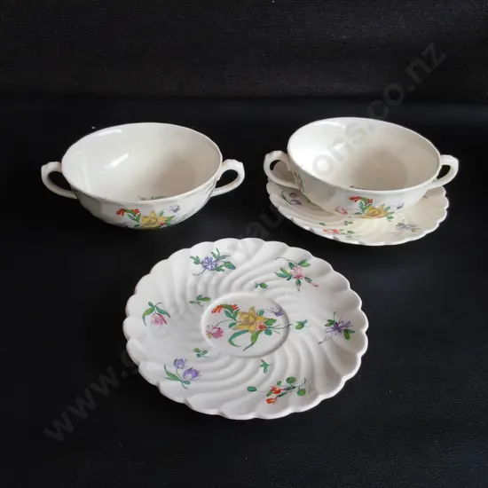 VINTAGE CLARICE CLIFF "OLDE BRISTOL PORCELAIN" DOUBLE HANDLED SOUP BOWLS AND SAUCERS, NEWPORT POTTERY ENGLAND, 4 PIECES