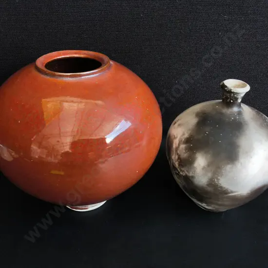 PAIR OF BULBOUS CERAMIC VASES, INCLUDING BUD VASE, TALLEST H 21 CM