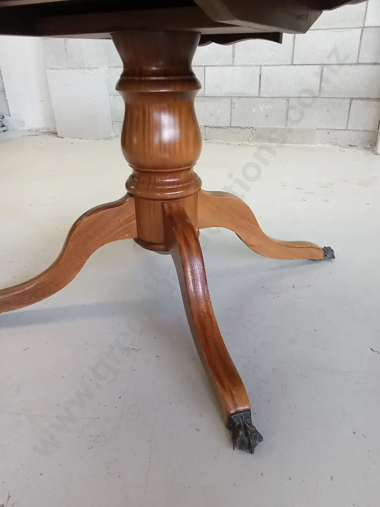 VINTAGE WOODEN OVAL PEDESTAL DINING TABLE WITH CARVED EDGES AND EXTENDING TOP, H 76CM X W 152-195CM X D 106CM Image 1++