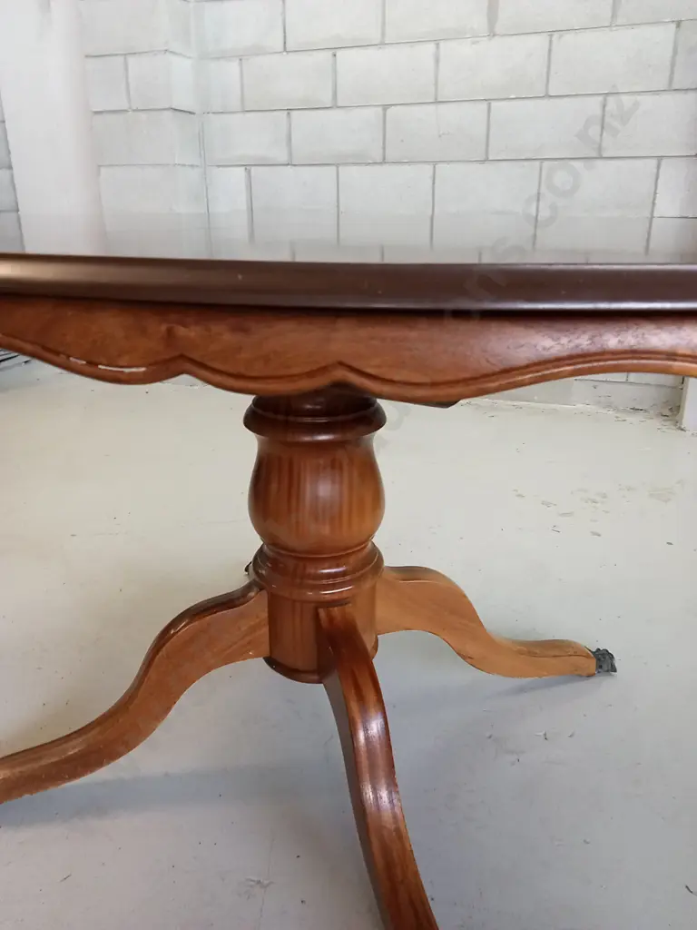 VINTAGE WOODEN OVAL PEDESTAL DINING TABLE WITH CARVED EDGES AND EXTENDING TOP, H 76CM X W 152-195CM X D 106CM Image 1++