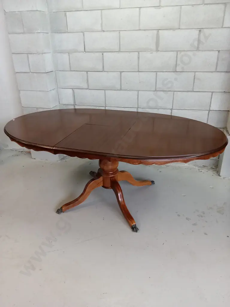 VINTAGE WOODEN OVAL PEDESTAL DINING TABLE WITH CARVED EDGES AND EXTENDING TOP, H 76CM X W 152-195CM X D 106CM Image 1++