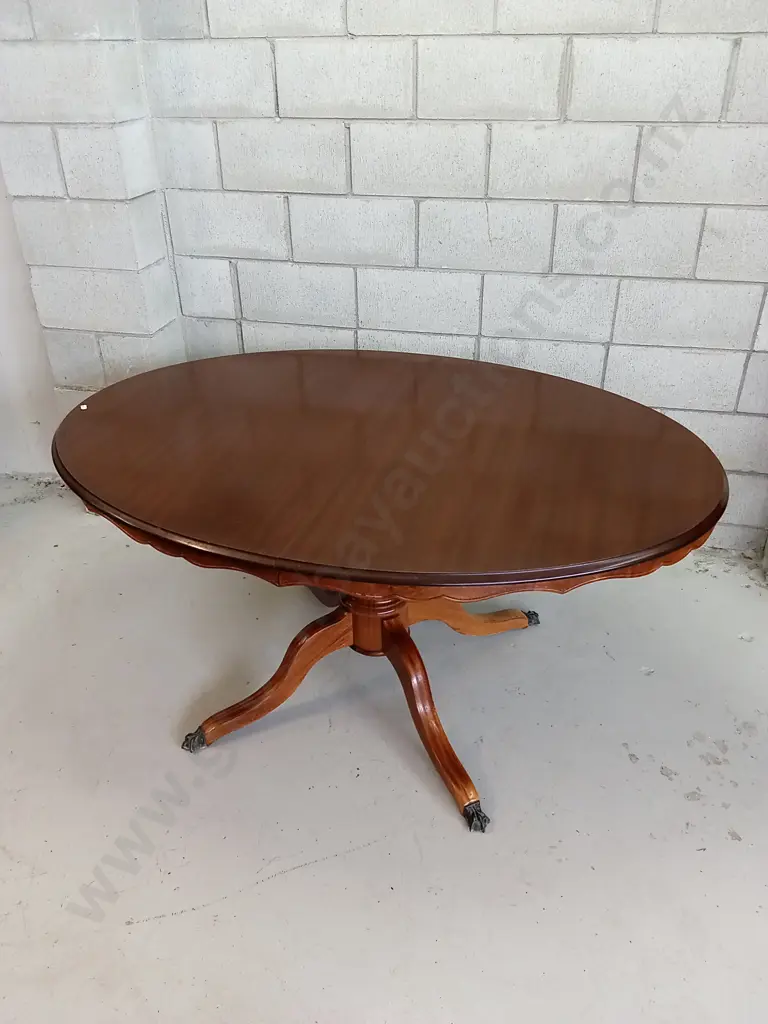VINTAGE WOODEN OVAL PEDESTAL DINING TABLE WITH CARVED EDGES AND EXTENDING TOP, H 76CM X W 152-195CM X D 106CM Image 1++