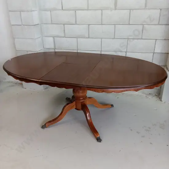 VINTAGE WOODEN OVAL PEDESTAL DINING TABLE WITH CARVED EDGES AND EXTENDING TOP, H 76CM X W 152-195CM X D 106CM