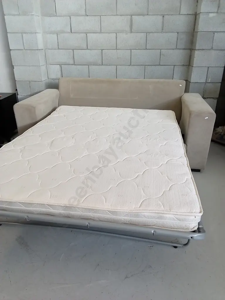 SOFA SET WITH ONE PULL OUT BED, BACK SOFA IS H 80CM X W 200C, X D 90CM, NEEDS REPAIR AS SEEN IN PHOTO'S Image 1++