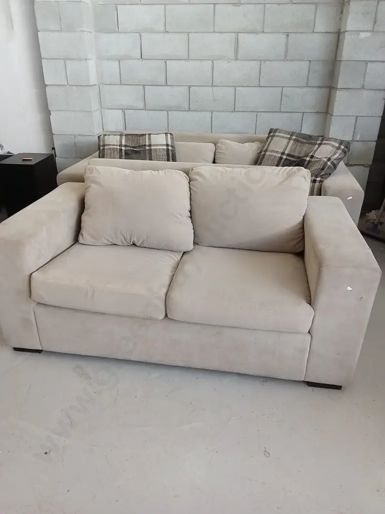 SOFA SET WITH ONE PULL OUT BED, BACK SOFA IS H 80CM X W 200C, X D 90CM, NEEDS REPAIR AS SEEN IN PHOTO'S Image 1++