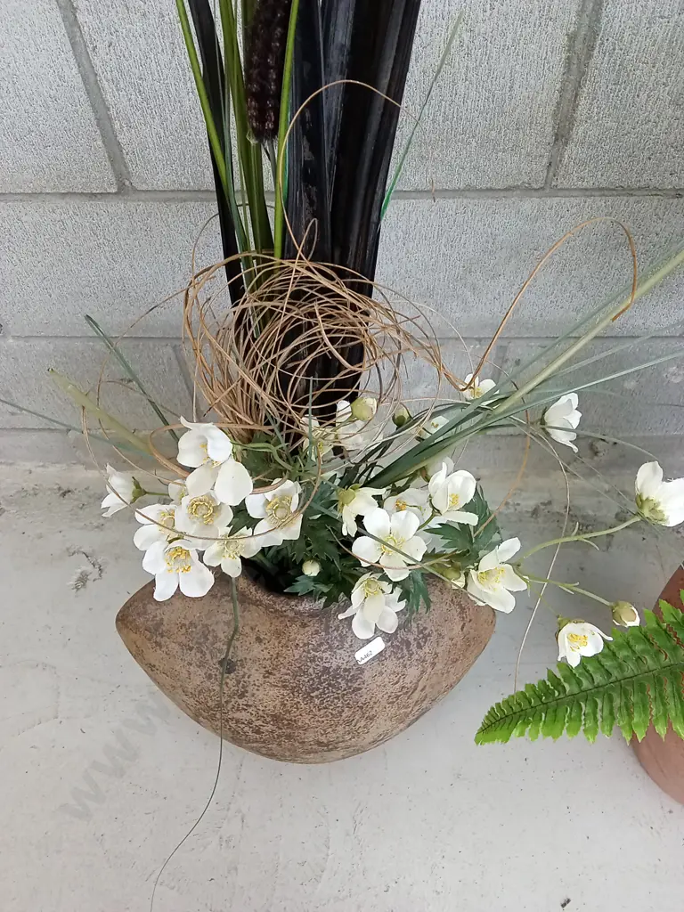 DECORATIVE FAKE PLANTS IN POTS, 142CM TALL Image 1++