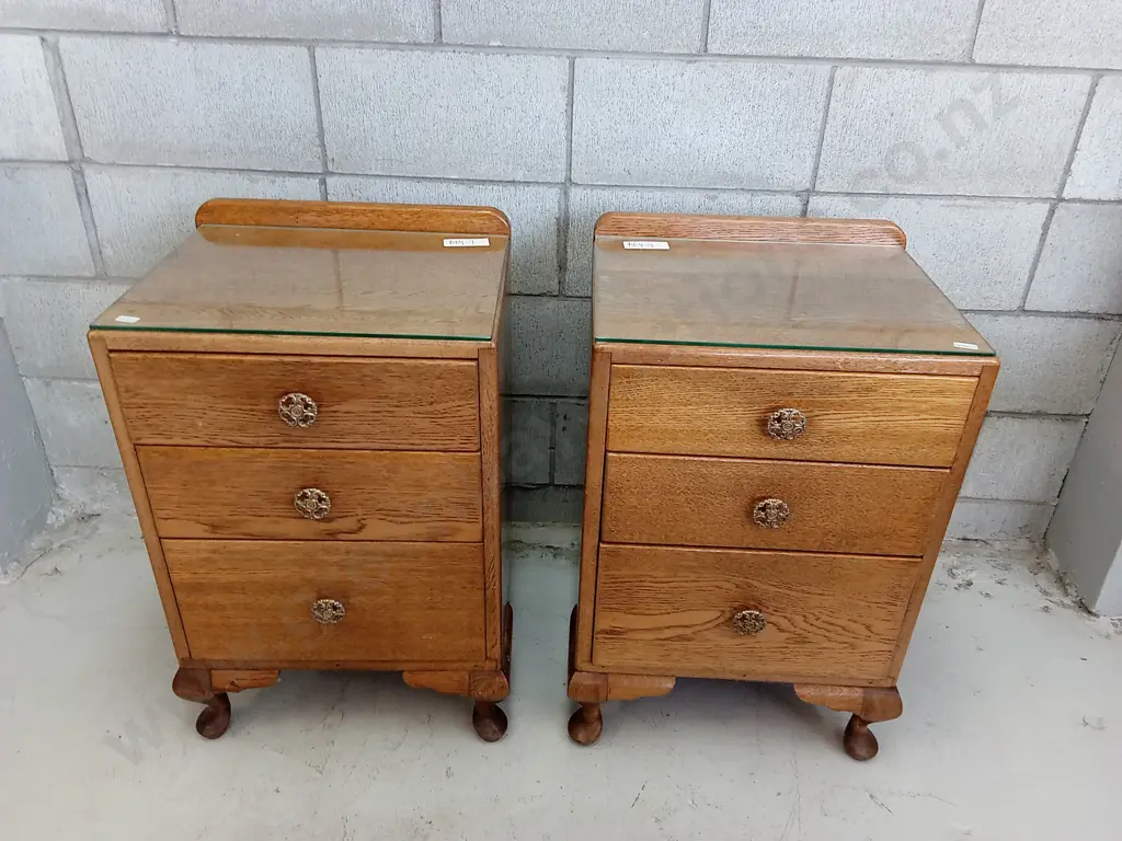 VINTAGE PAIR OF SOLID WOOD NIGHTSTANDS WITH GLASS TOPS, H 71 CM X W 46 CM X D 37 CM Image 1++