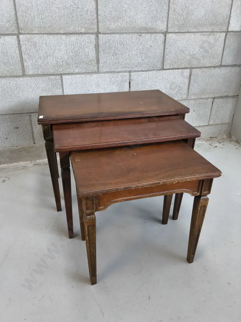 VINTAGE SET OF 3 WOODEN NESTING TABLES, TALLEST H 46 CM X W 61 CM X D 35 CM Image 1++