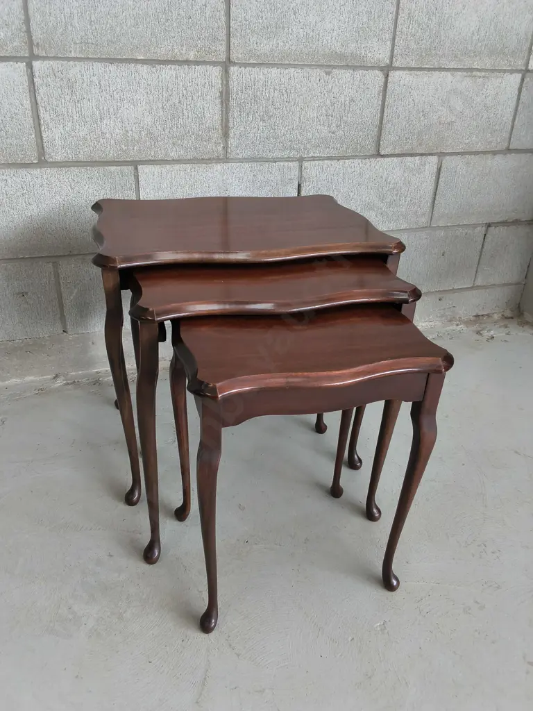 VINTAGE DARK WOOD SET OF 3 NESTING TABLES, TALLEST H 48 CM X W 50 CM X D 37 CM Image 1++