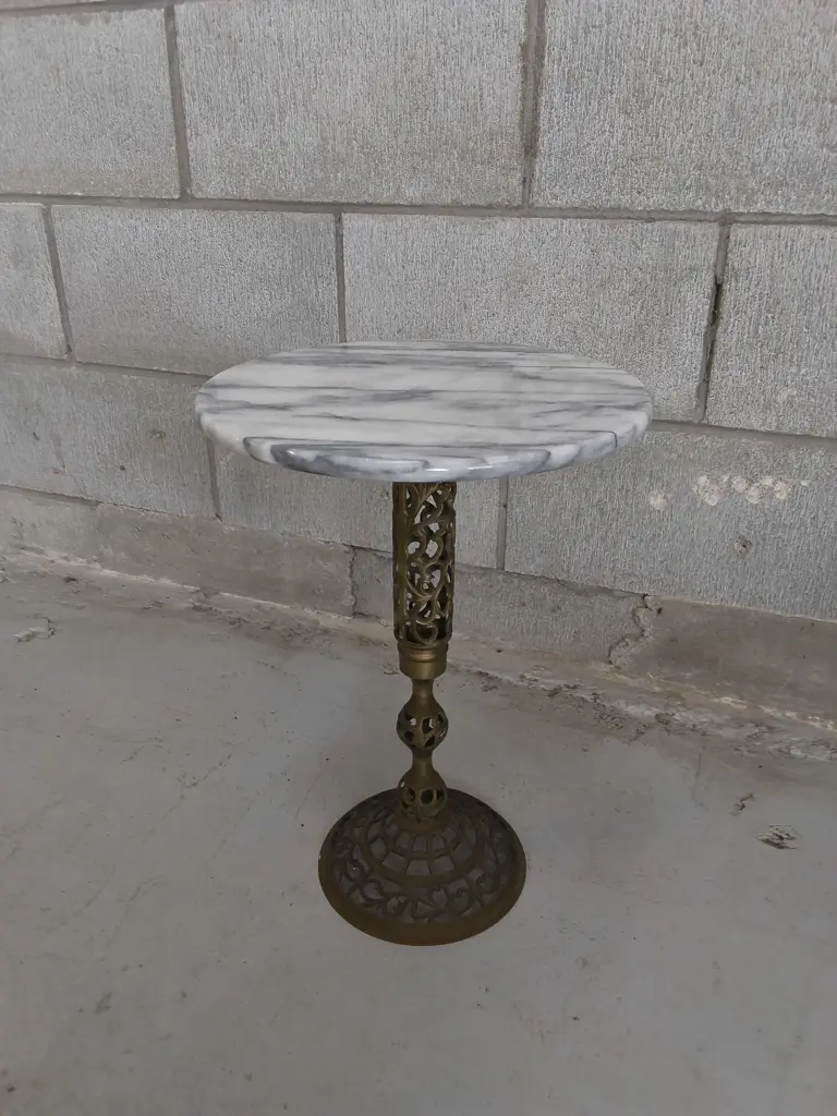 VINTAGE HOLLYWOOD REGENCY STYLE ROUND MARBLETOP TABLE, H 43 CM X DIA 31 CM Image 1++