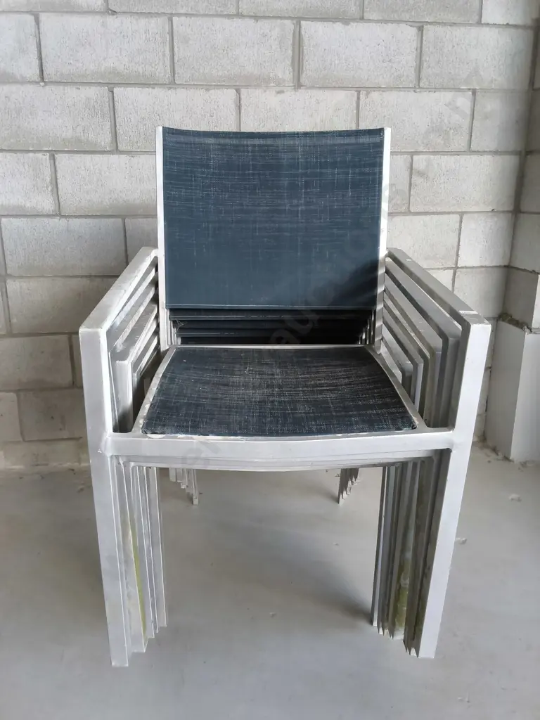 8 OUTDOOR STACKING ARM CHAIRS Image 1++