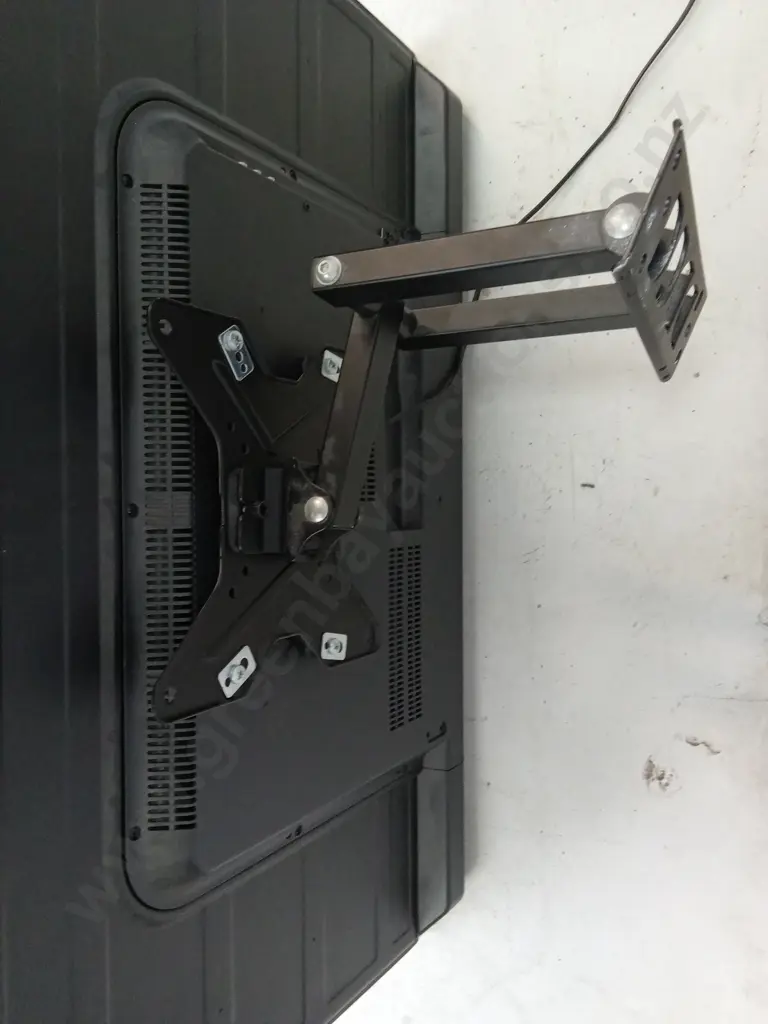 VEON 40" TV WITH WALL MOUNT (WORKING) Image 1++