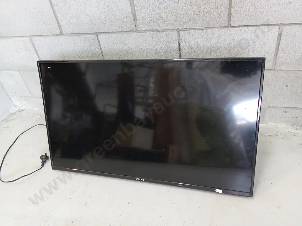 VEON 40" TV WITH WALL MOUNT (WORKING) Image 1++