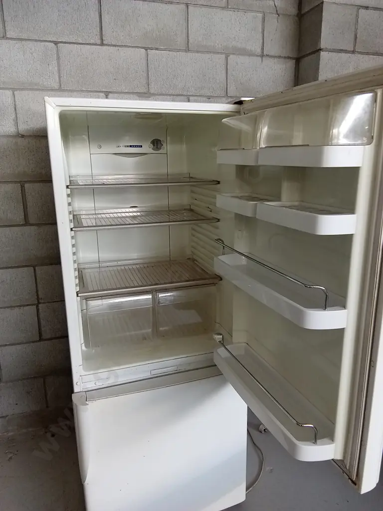 FISHER & PAYKEL FRIDGE FREEZER WORKING H1.6M Image 1++
