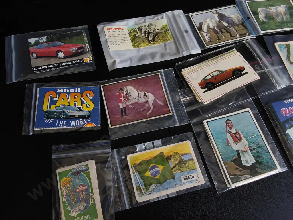 COLLECTION OF VINTAGE TRADING AND COLLECTOR CARDS Image 1++
