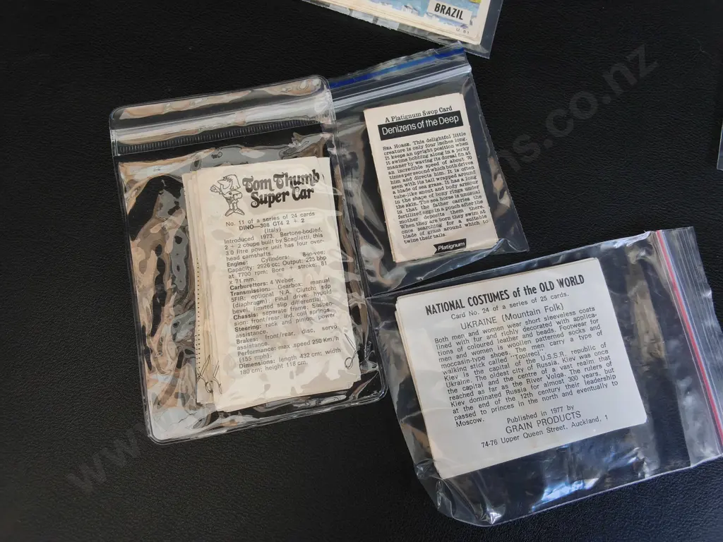 COLLECTION OF VINTAGE TRADING AND COLLECTOR CARDS Image 1++