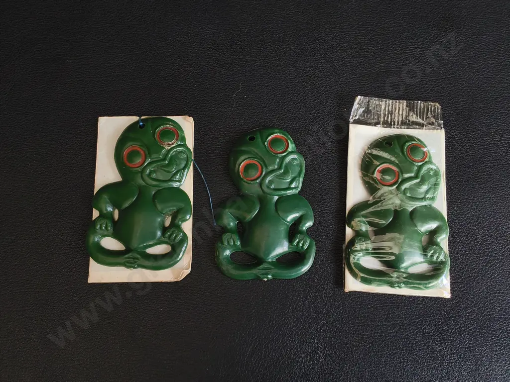 3 VINTAGE AIR NEW ZEALAND GREEN PLASTIC HEI-TIKI SOUVENIR PENDANTS Image 1++