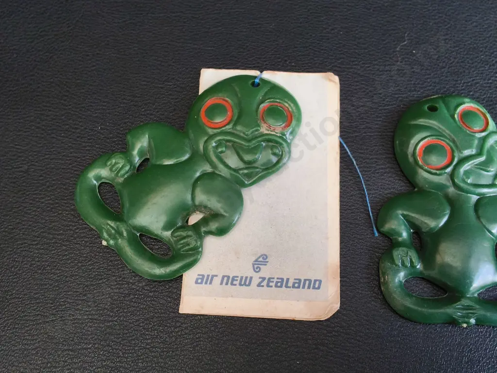 3 VINTAGE AIR NEW ZEALAND GREEN PLASTIC HEI-TIKI SOUVENIR PENDANTS Image 1++