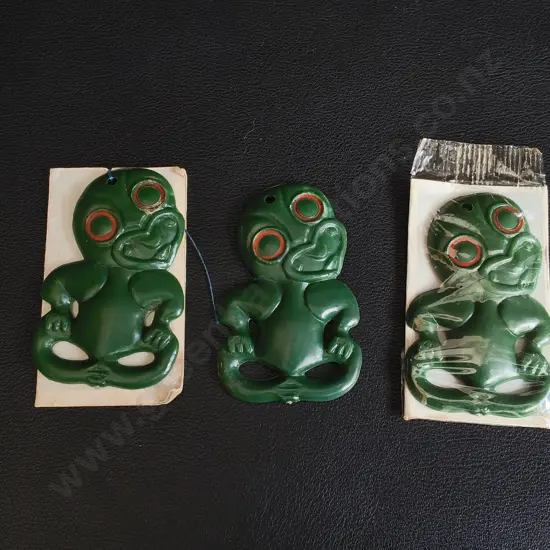 3 VINTAGE AIR NEW ZEALAND GREEN PLASTIC HEI-TIKI SOUVENIR PENDANTS