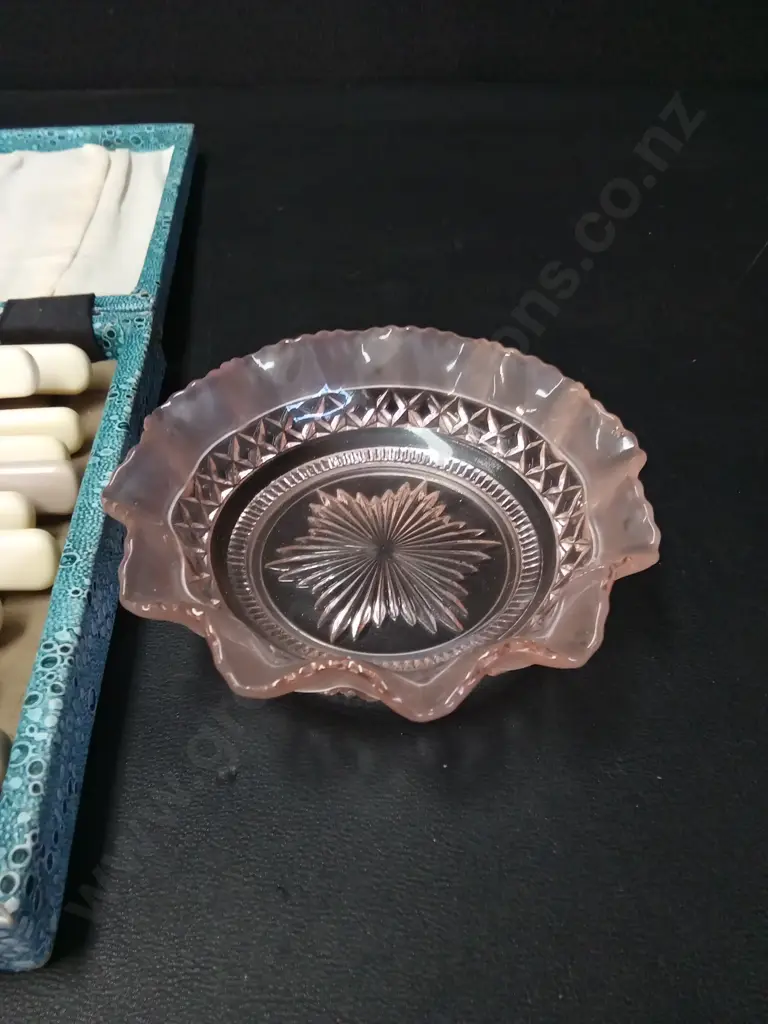VINTAGE SET OF CUTLERY AND PINK GLASS BOWL D14CM Image 1++