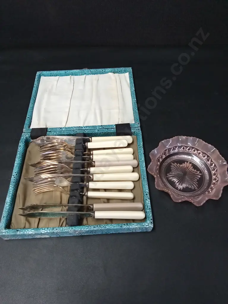 VINTAGE SET OF CUTLERY AND PINK GLASS BOWL D14CM Image 1++