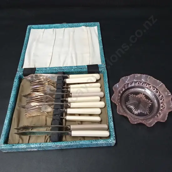 VINTAGE SET OF CUTLERY AND PINK GLASS BOWL D14CM