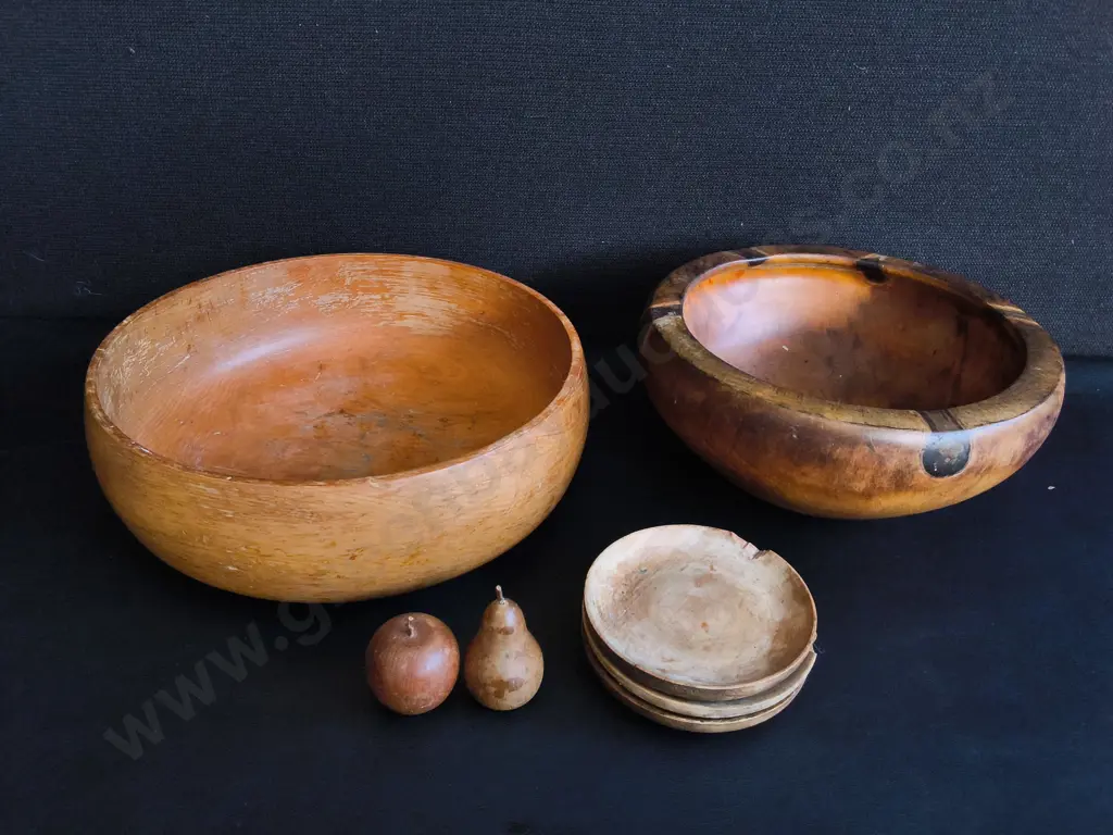 VINTAGE HAND TURNED NATURAL WOOD ITEMS, BOWLS, COASTERS AND DECORATIVE FRUIT, WIDEST DIA 28 CM Image 1++