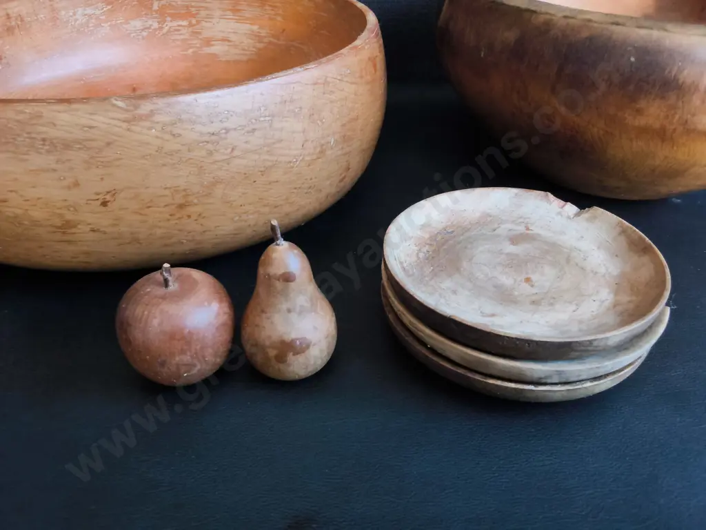 VINTAGE HAND TURNED NATURAL WOOD ITEMS, BOWLS, COASTERS AND DECORATIVE FRUIT, WIDEST DIA 28 CM Image 1++