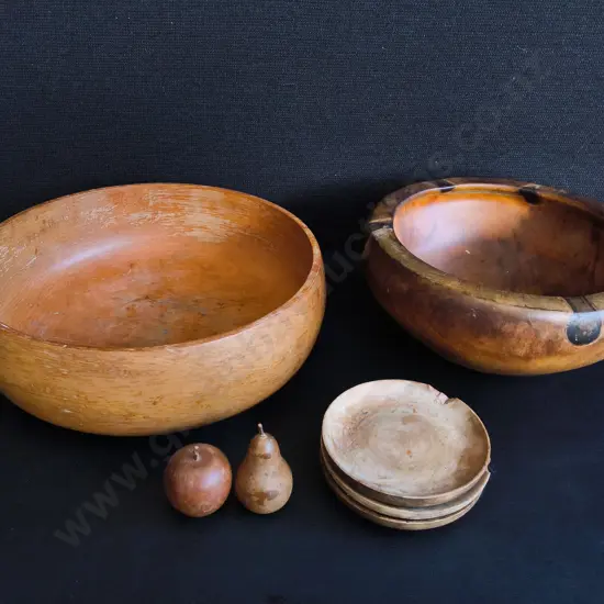 VINTAGE HAND TURNED NATURAL WOOD ITEMS, BOWLS, COASTERS AND DECORATIVE FRUIT, WIDEST DIA 28 CM