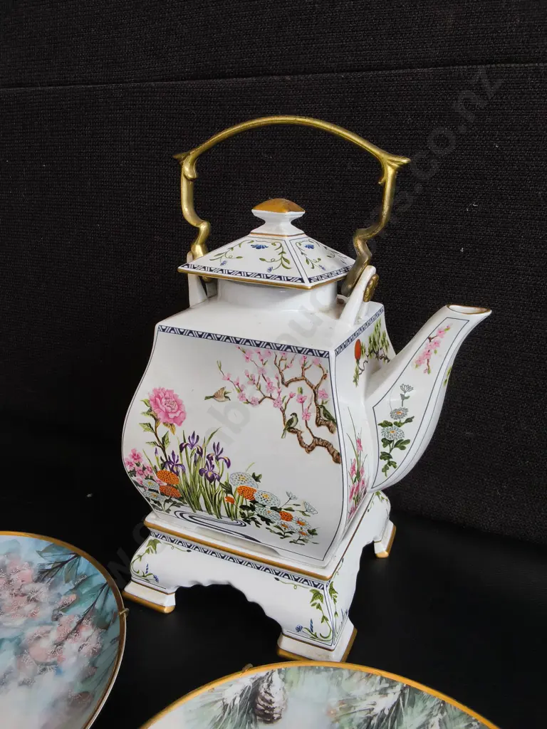 VINTAGE SET OF 4 J. CHENG BIRD PLATES, AND ORIENTAL TEAPOT ON STAND, TALLEST H 28 CM Image 1++