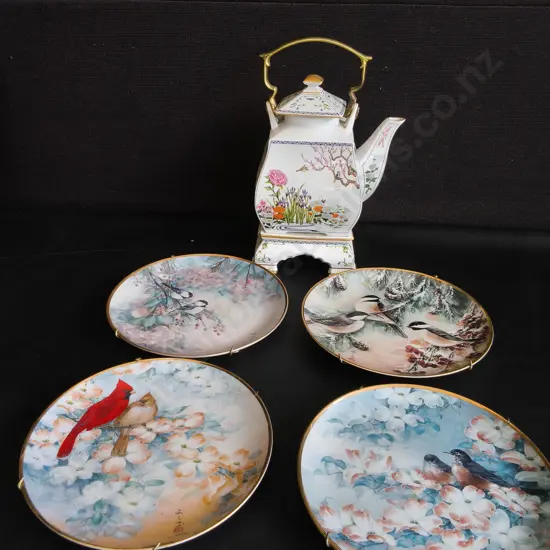 VINTAGE SET OF 4 J. CHENG BIRD PLATES, AND ORIENTAL TEAPOT ON STAND, TALLEST H 28 CM