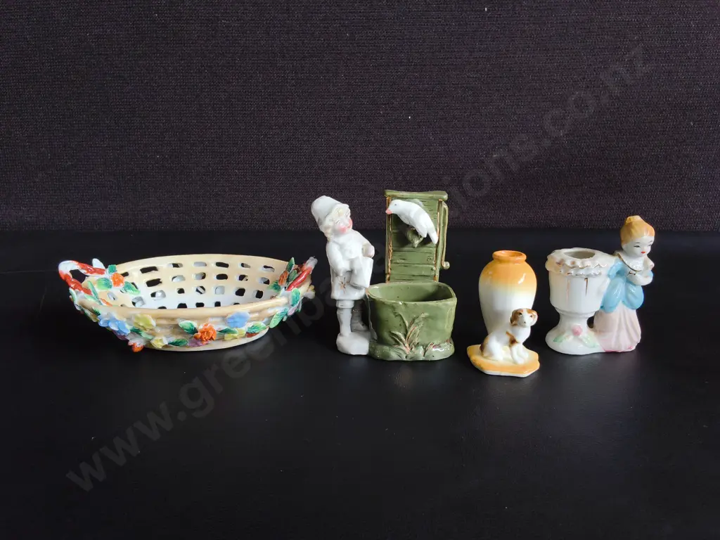 4 PIECES VINTAGE PORCELAIN MINIATURE DECORATIVE ITEMS, AND PAIR OF VINTAGE FROSTED SATIN GLASS ITEMS, TALLEST H 12 CM Image 1++