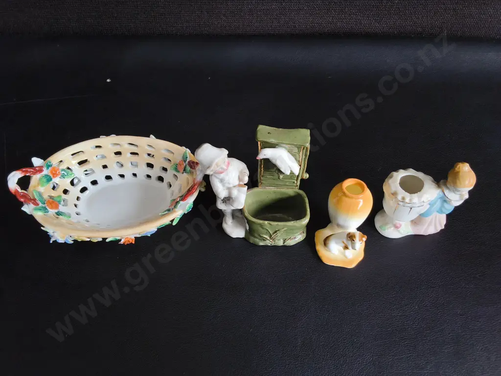 4 PIECES VINTAGE PORCELAIN MINIATURE DECORATIVE ITEMS, AND PAIR OF VINTAGE FROSTED SATIN GLASS ITEMS, TALLEST H 12 CM Image 1++