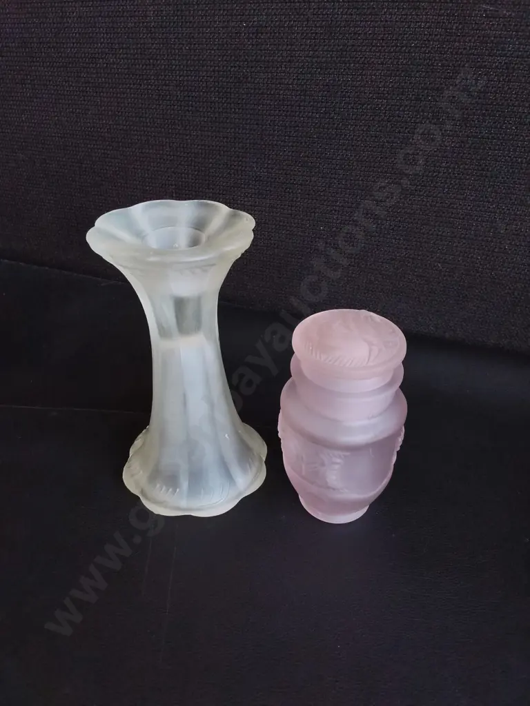 4 PIECES VINTAGE PORCELAIN MINIATURE DECORATIVE ITEMS, AND PAIR OF VINTAGE FROSTED SATIN GLASS ITEMS, TALLEST H 12 CM Image 1++