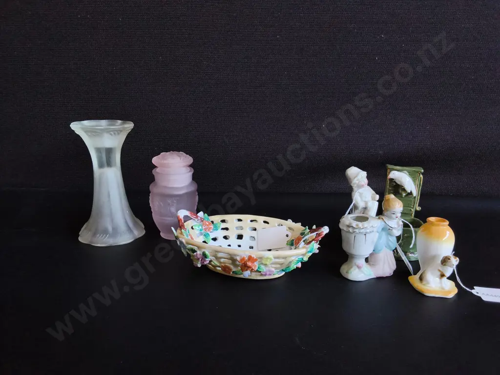 4 PIECES VINTAGE PORCELAIN MINIATURE DECORATIVE ITEMS, AND PAIR OF VINTAGE FROSTED SATIN GLASS ITEMS, TALLEST H 12 CM Image 1++