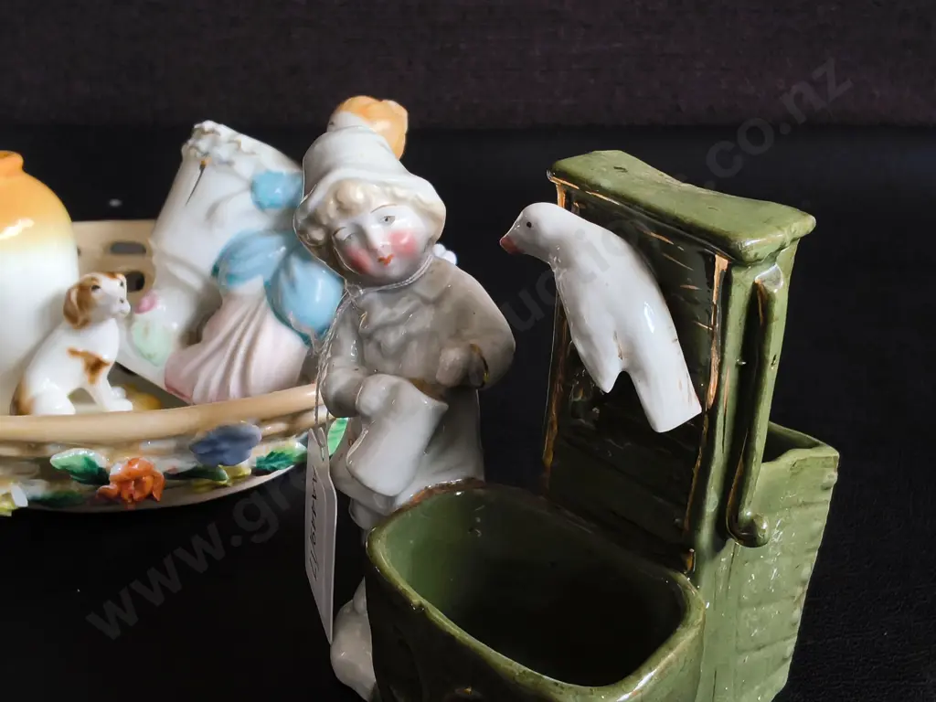 4 PIECES VINTAGE PORCELAIN MINIATURE DECORATIVE ITEMS, AND PAIR OF VINTAGE FROSTED SATIN GLASS ITEMS, TALLEST H 12 CM Image 1++