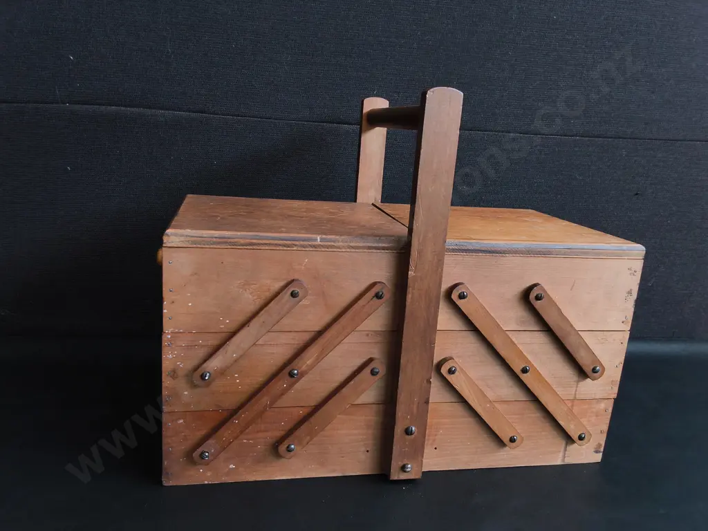 VINTAGE WOODEN ACCORDION STYLE SEWING BOX, H 33 CM Image 1++