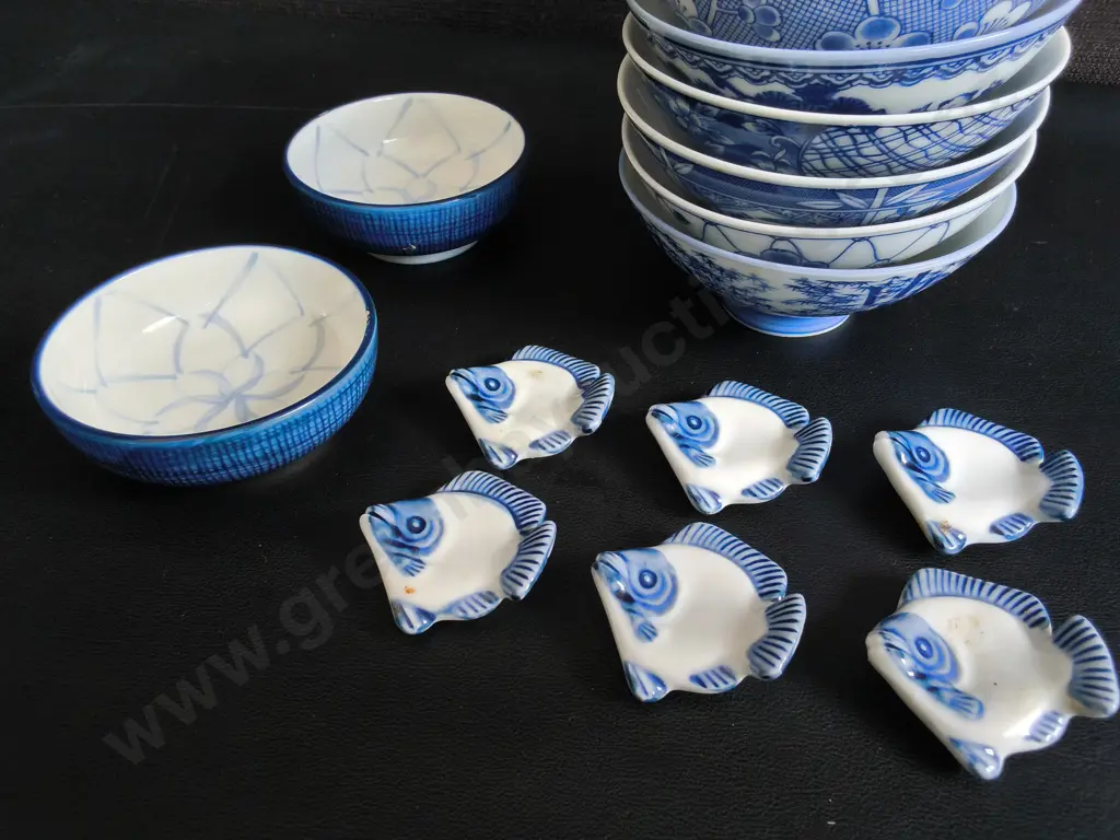 VINTAGE JAPANESE BLUE AND WHITE TABLEWARE, RICE BOWLS, SAUCE DISHES AND FISH CHOPSTICK RESTS, 14 PIECES Image 1++
