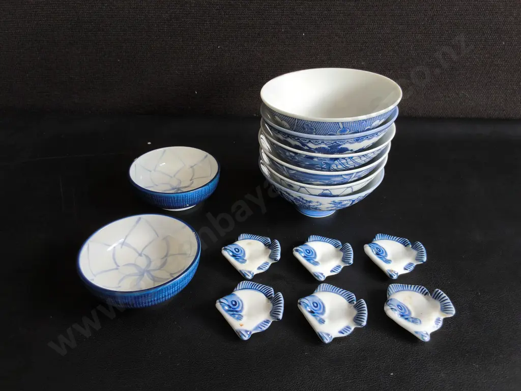 VINTAGE JAPANESE BLUE AND WHITE TABLEWARE, RICE BOWLS, SAUCE DISHES AND FISH CHOPSTICK RESTS, 14 PIECES Image 1++
