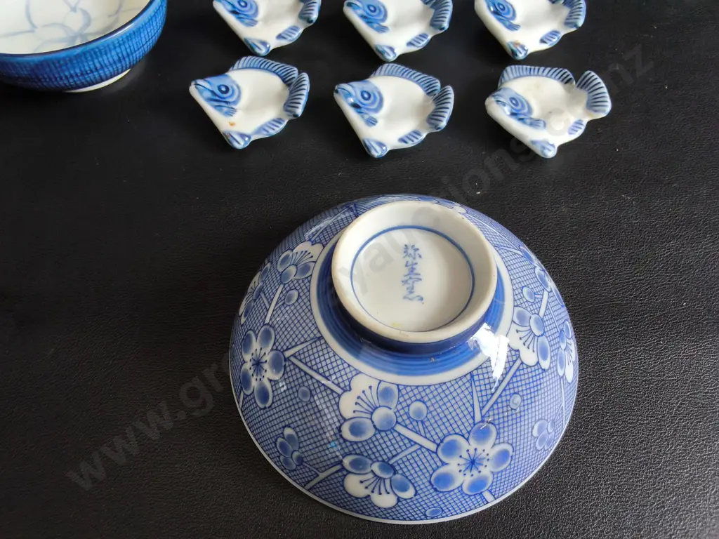 VINTAGE JAPANESE BLUE AND WHITE TABLEWARE, RICE BOWLS, SAUCE DISHES AND FISH CHOPSTICK RESTS, 14 PIECES Image 1++