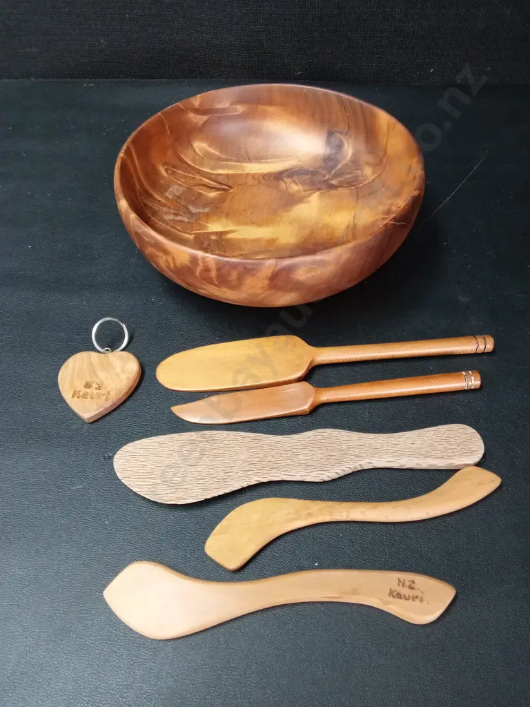 ASSORTED WOOD ITEMS INCLUDING KAURI Image 1++
