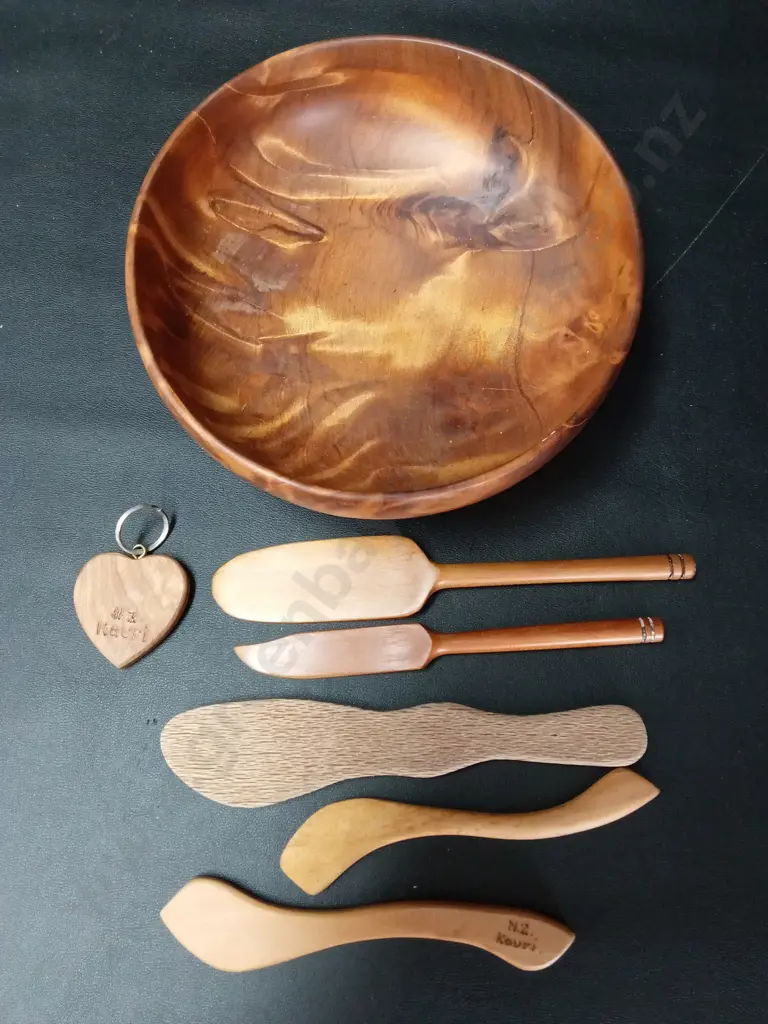 ASSORTED WOOD ITEMS INCLUDING KAURI Image 1++