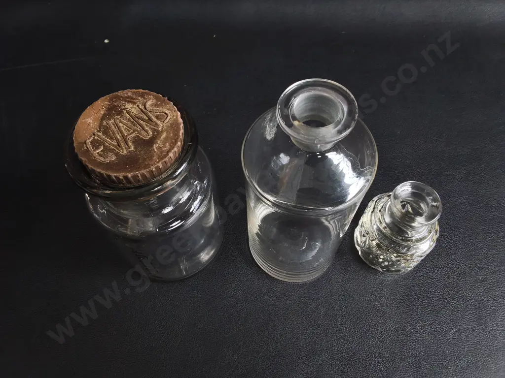 3 VINTAGE AND ANTIQUE GLASS BOTTLES, POISON JAR, APOTHECARY AND PERFUME, TALLEST H 15 CM Image 1++