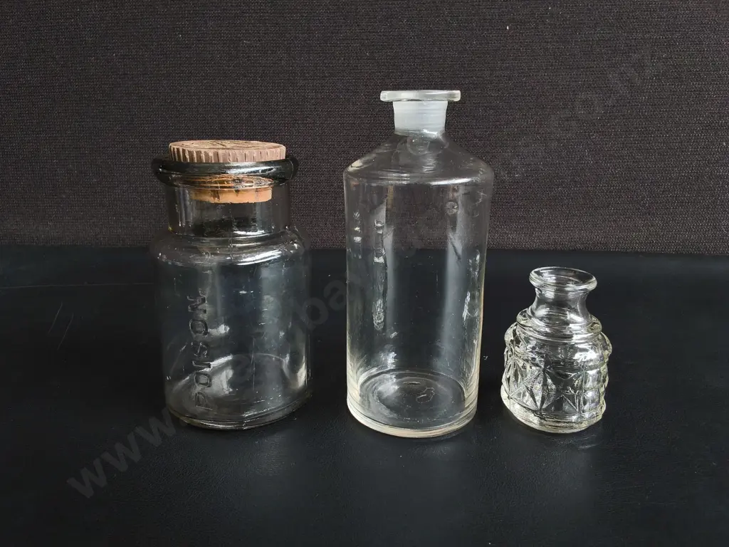 3 VINTAGE AND ANTIQUE GLASS BOTTLES, POISON JAR, APOTHECARY AND PERFUME, TALLEST H 15 CM Image 1++