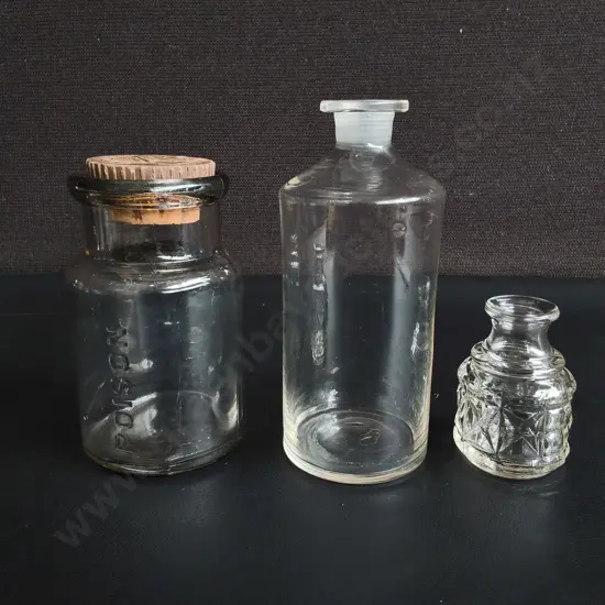 3 VINTAGE AND ANTIQUE GLASS BOTTLES, POISON JAR, APOTHECARY AND PERFUME, TALLEST H 15 CM