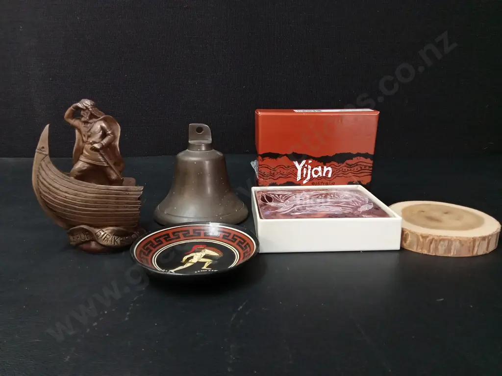 MIX OF DECORATIVE ITEMS Image 1++