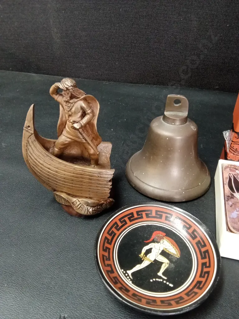 MIX OF DECORATIVE ITEMS Image 1++